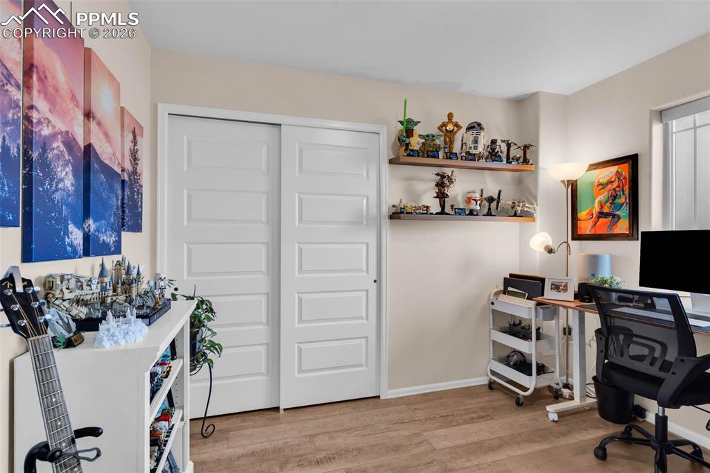 Image 17 of 50: Office