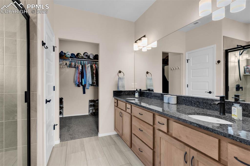 Image 24 of 50: Bathroom