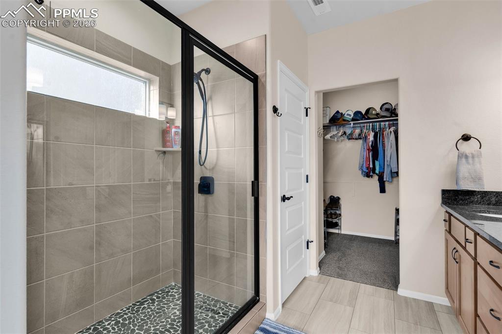 Image 25 of 50: Bathroom