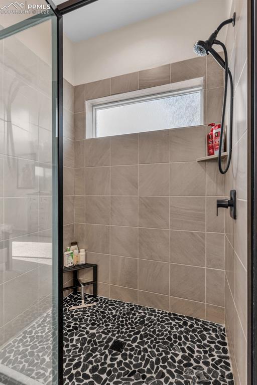 Image 26 of 50: Bathroom