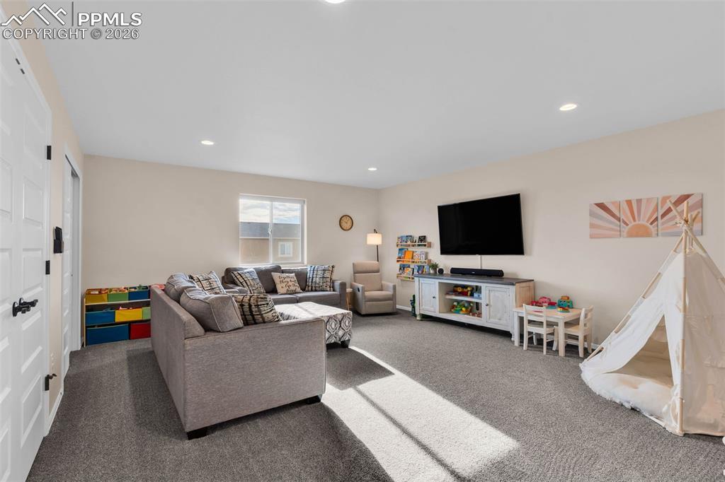 Image 28 of 50: Living Room