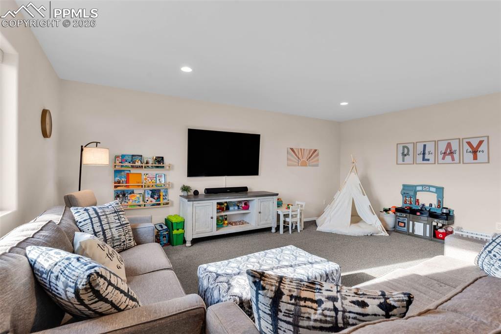 Image 30 of 50: Living Room