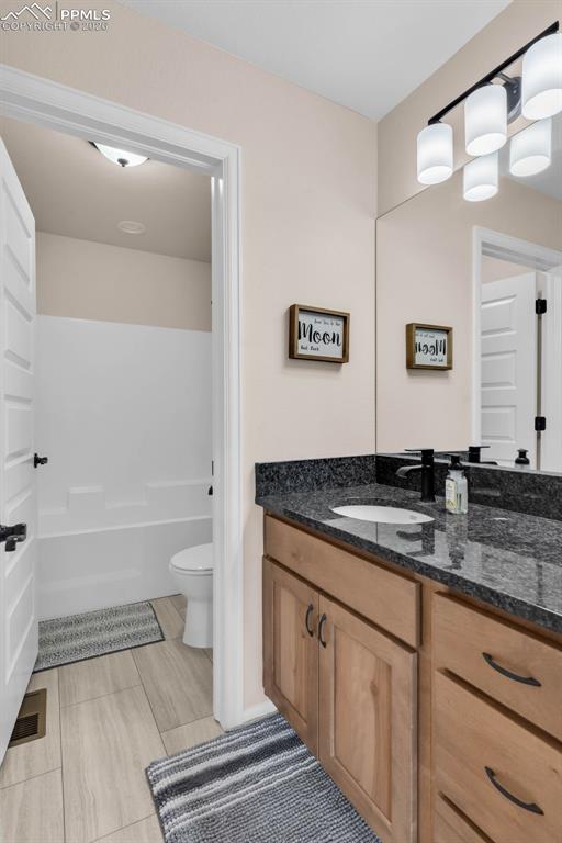 Image 35 of 50: Bathroom