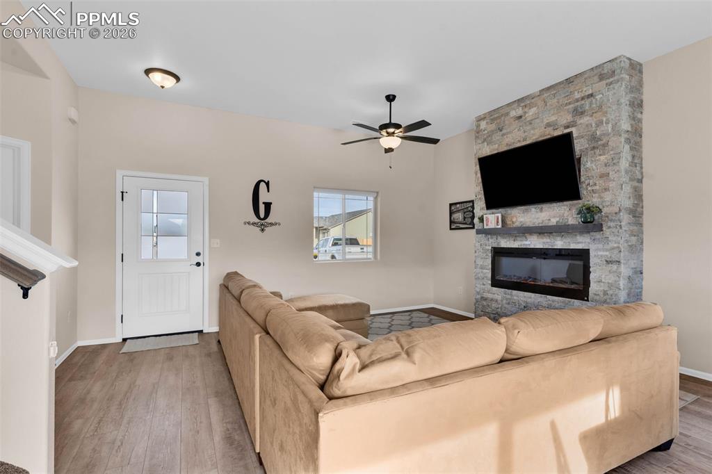 Image 4 of 50: Living Room