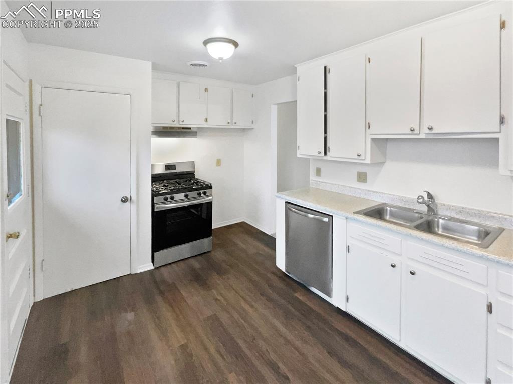 Image 2 of 23: Kitchen