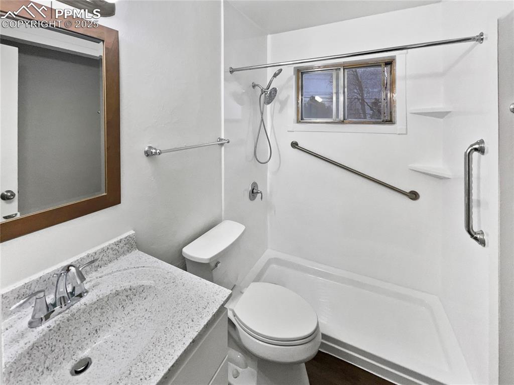 Image 6 of 23: Bathroom