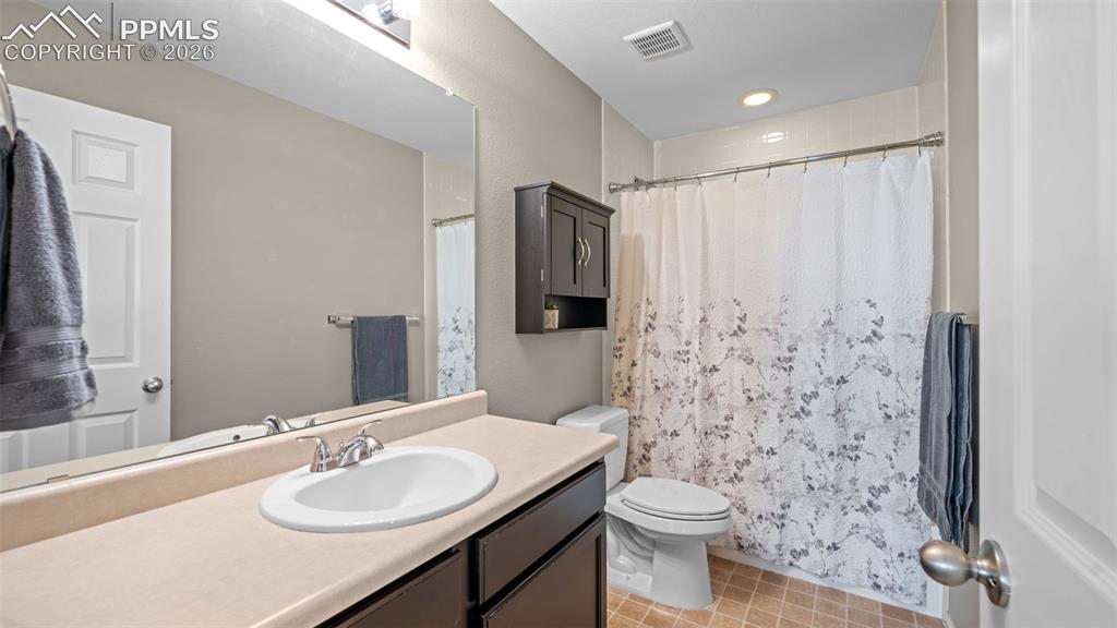 Image 25 of 39: Bathroom