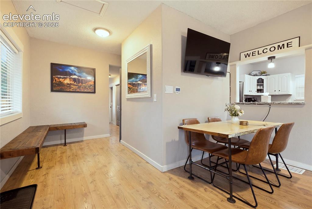 Image 13 of 42: Dining Area