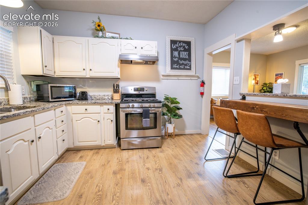 Image 14 of 42: Kitchen