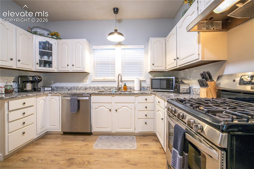 Image 15 of 42: Kitchen