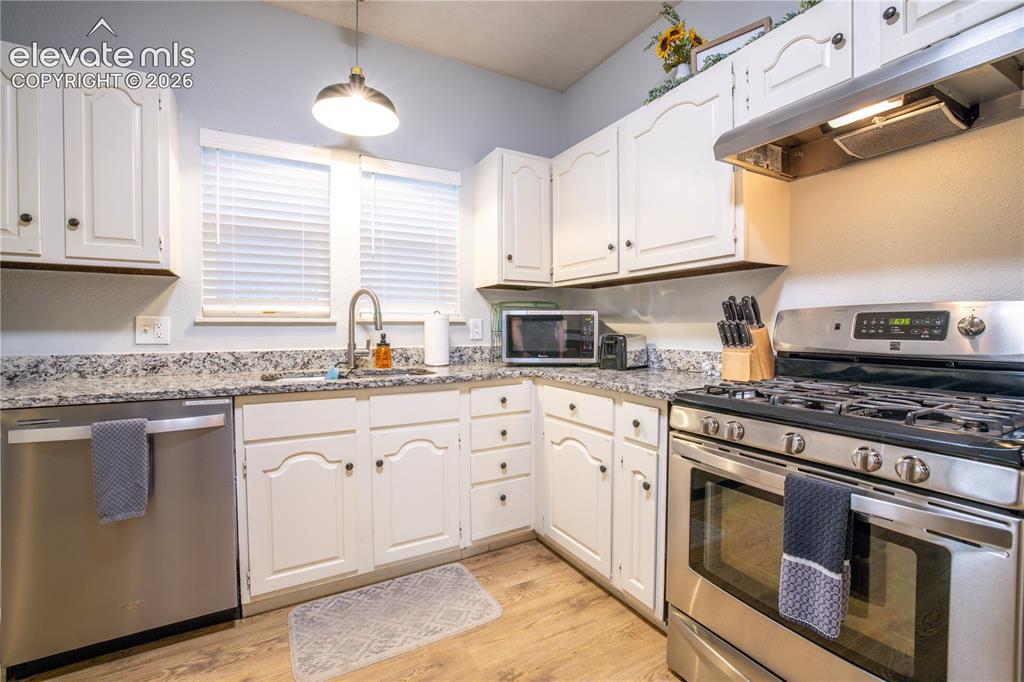 Image 16 of 42: Kitchen