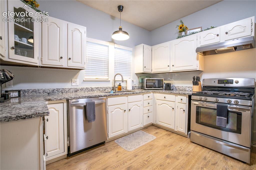 Image 17 of 42: Kitchen