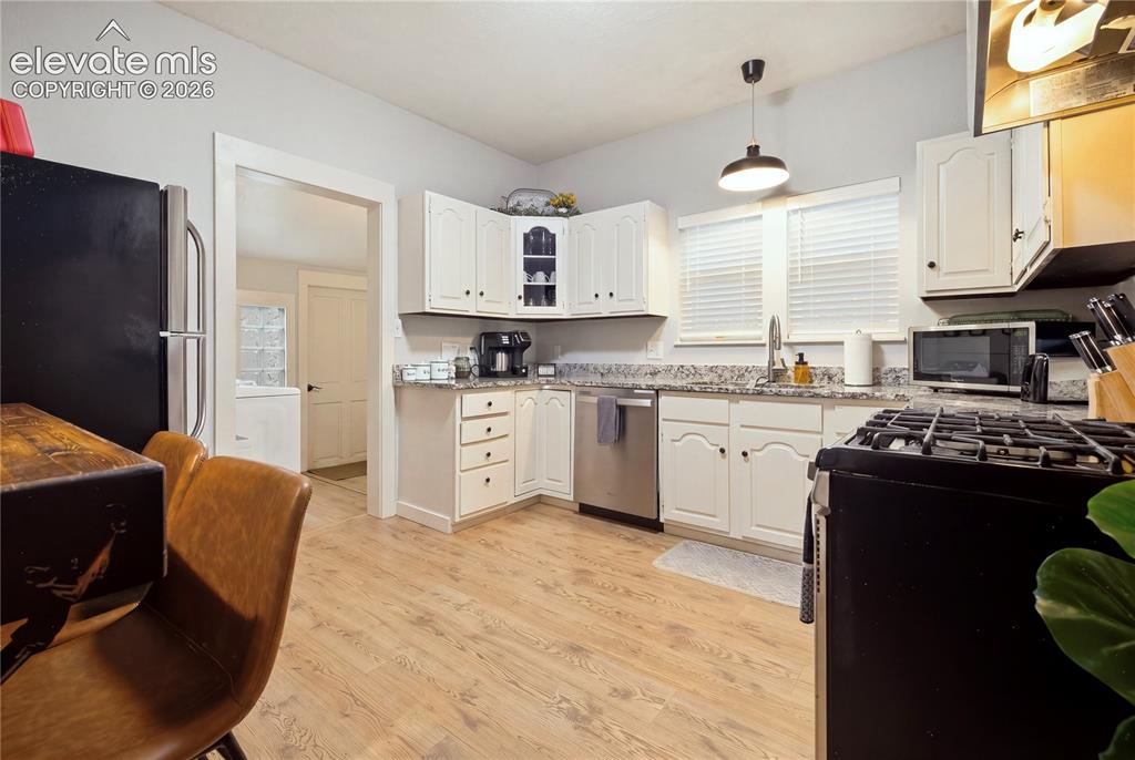 Image 18 of 42: Kitchen
