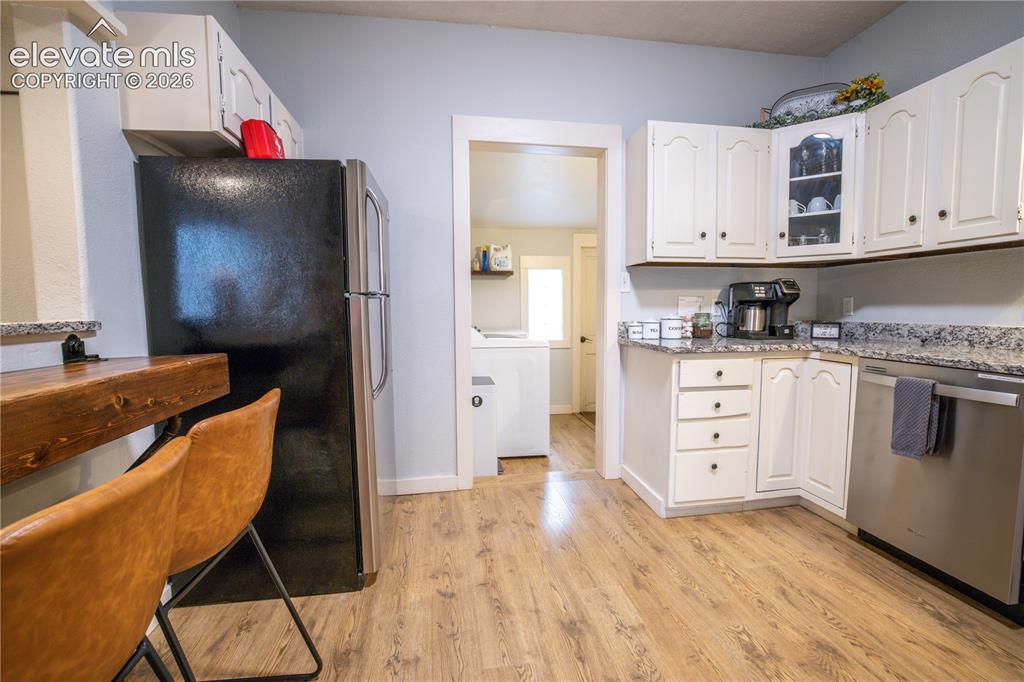Image 19 of 42: Kitchen