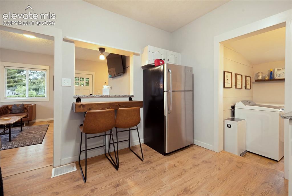Image 20 of 42: Kitchen