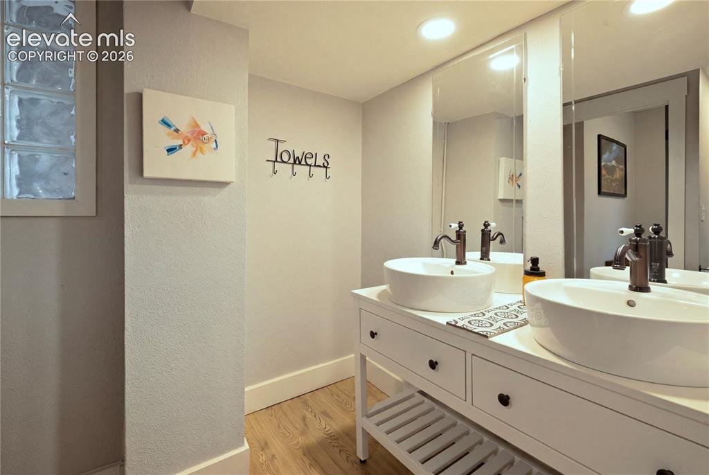 Image 26 of 42: Bathroom