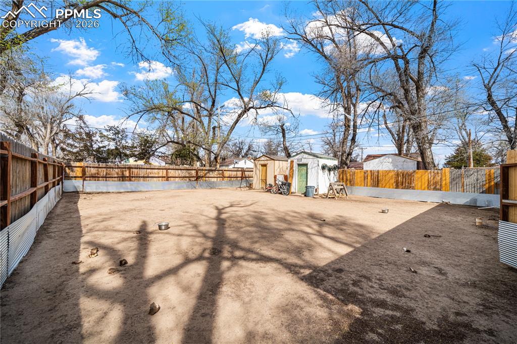 Image 22 of 26: Yard