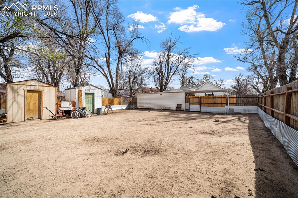 Image 23 of 26: Yard