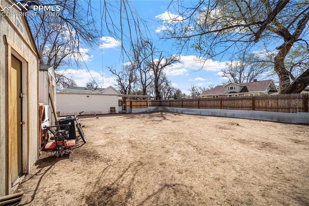 Image 24 of 26: Yard