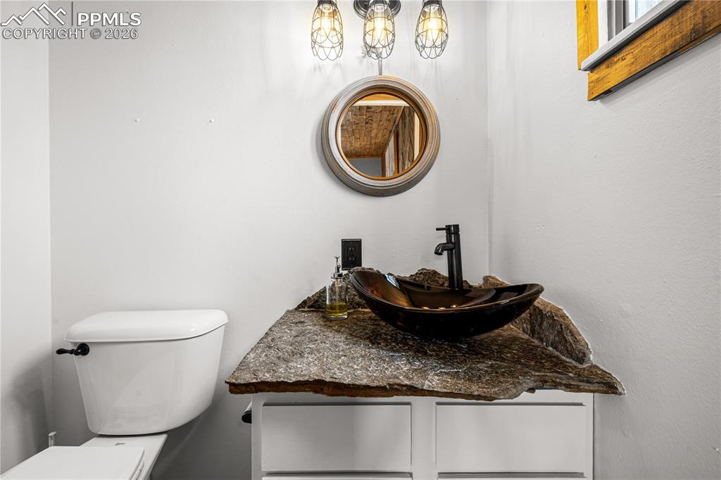 Image 19 of 28: Bathroom