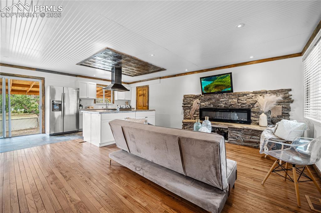 Image 4 of 28: Living Room