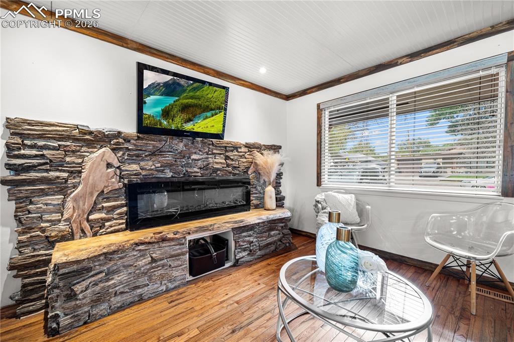 Image 5 of 28: Living Room