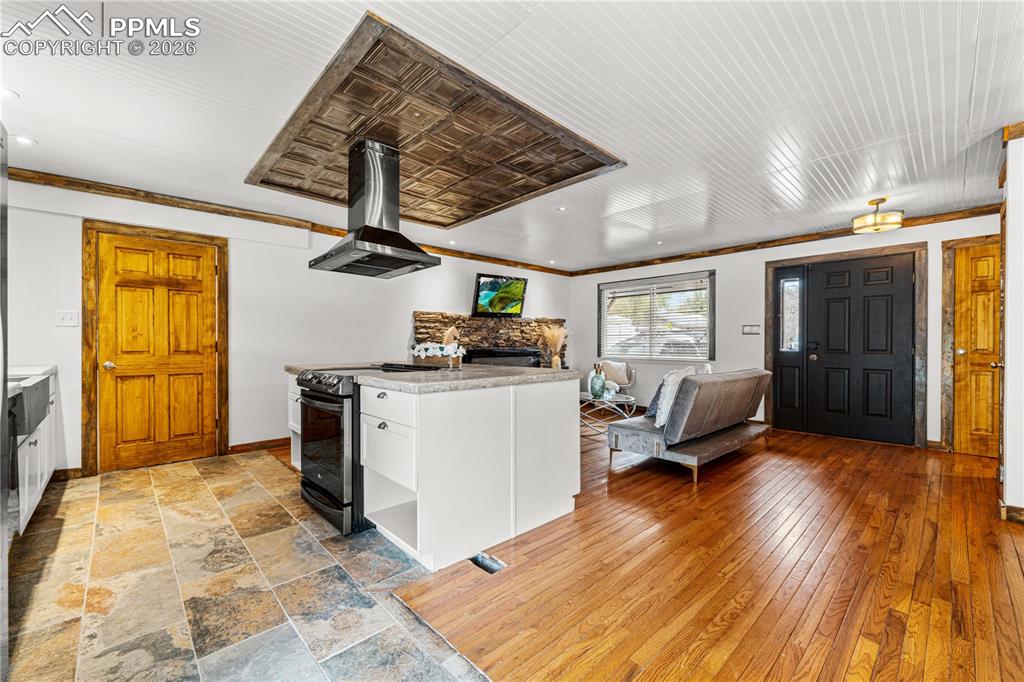 Image 6 of 28: Kitchen