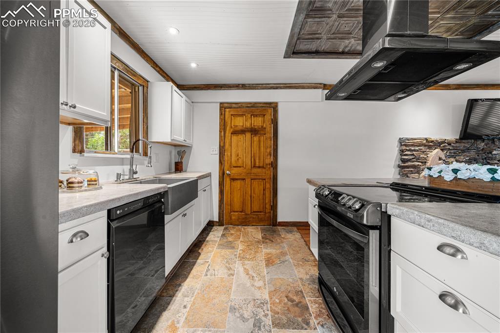 Image 8 of 28: Kitchen