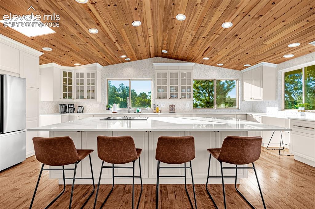 Image 13 of 49: Kitchen