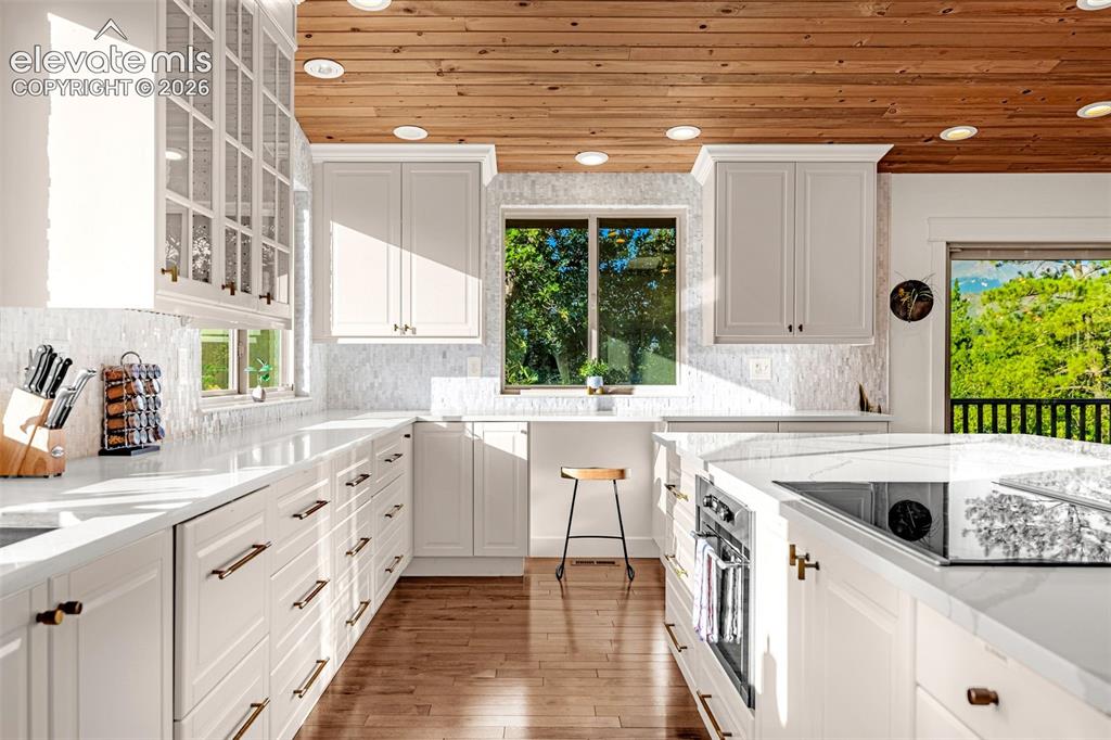 Image 15 of 49: Kitchen