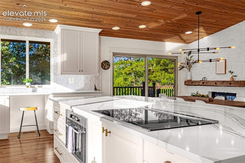 Image 16 of 49: Kitchen