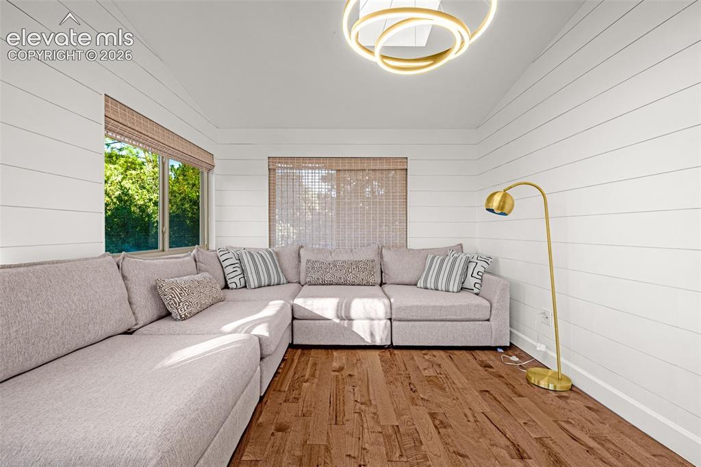 Image 23 of 49: sunroom after master