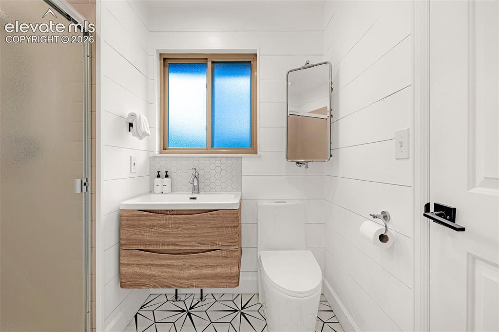 Image 27 of 49: main level - en suite guest
