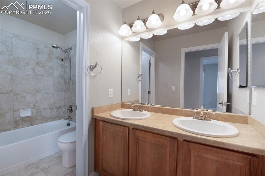 Image 22 of 29: Bathroom