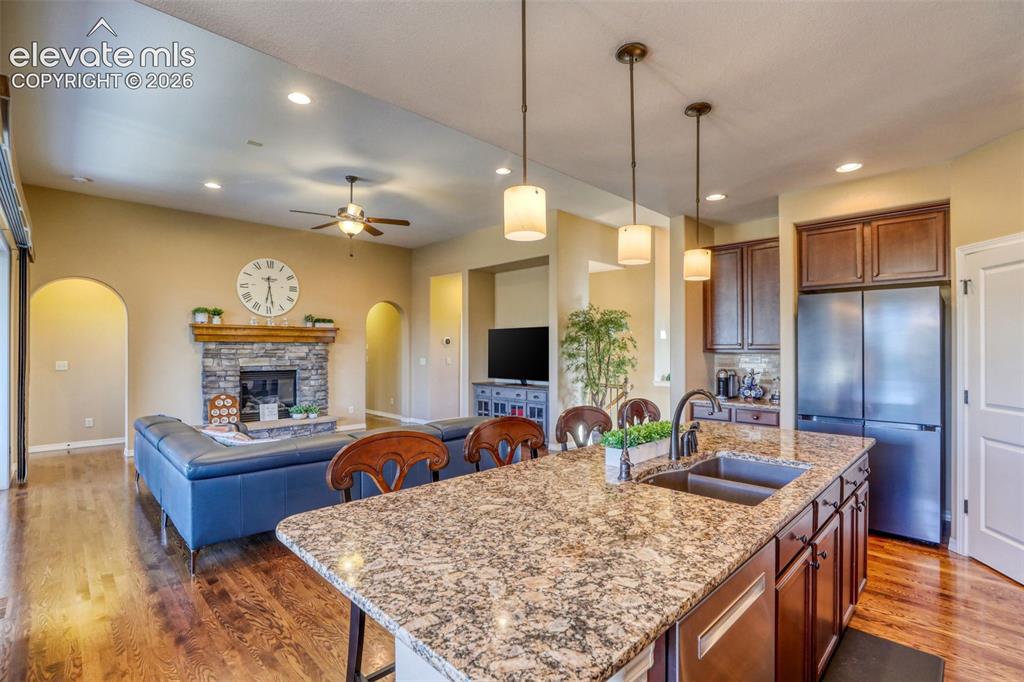 Image 18 of 50: Kitchen