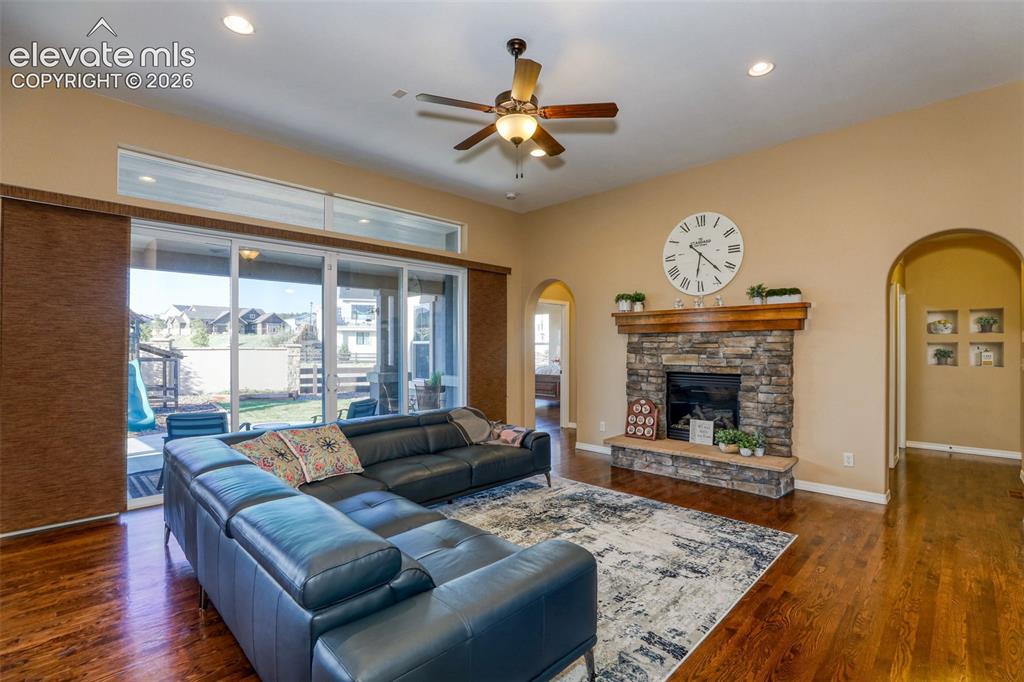 Image 8 of 50: Living Room