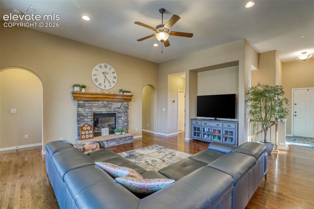 Image 9 of 50: Living Room