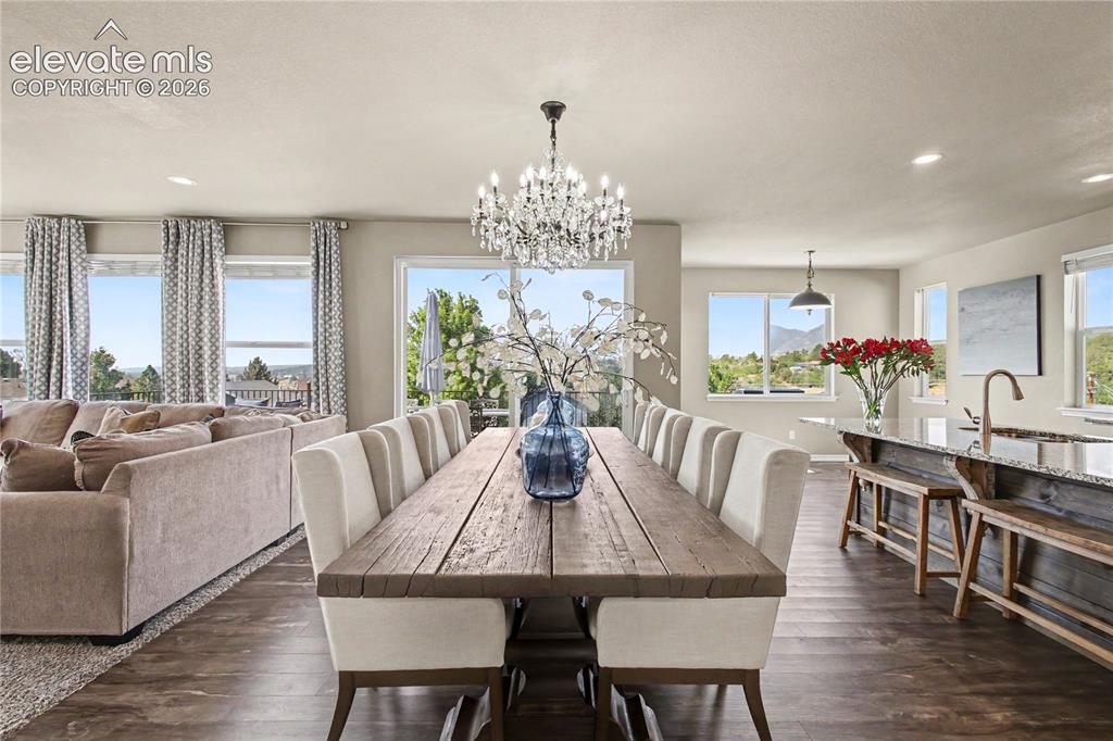 Image 11 of 50: Dining Area