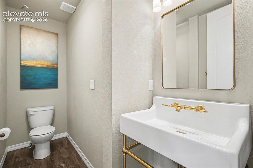 Image 19 of 50: Bathroom