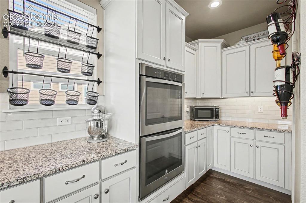 Image 8 of 50: Kitchen