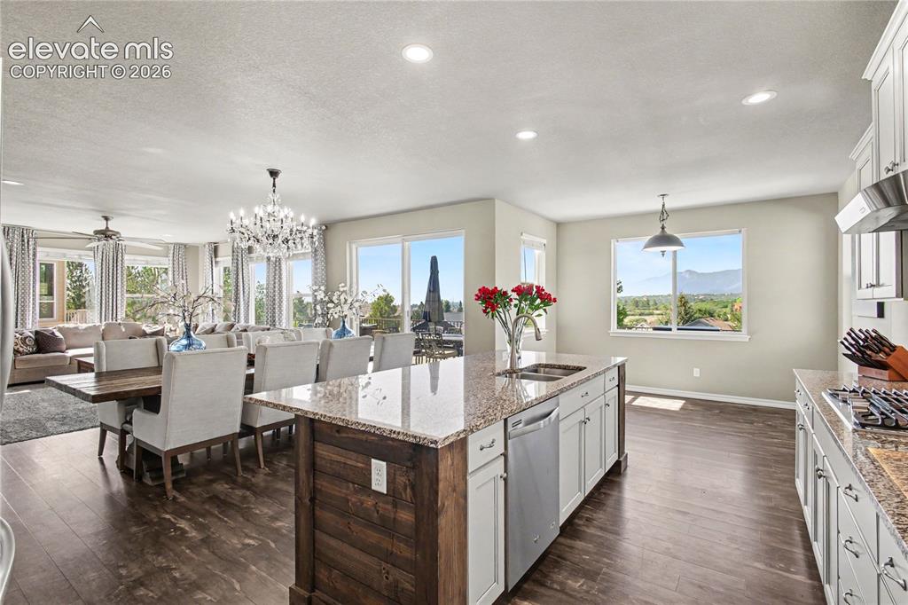 Image 9 of 50: Kitchen