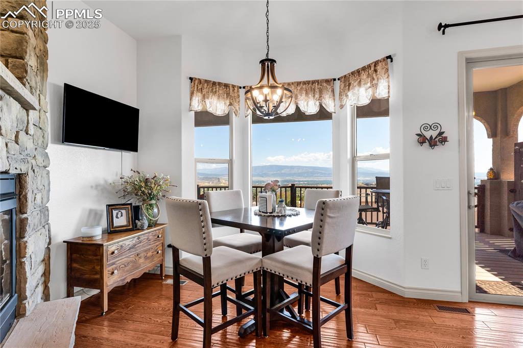 Image 10 of 50: Dining Area