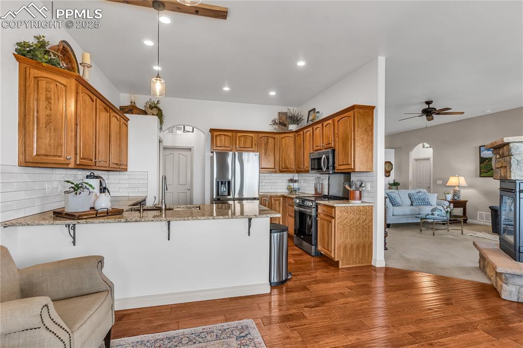 Image 12 of 50: Kitchen