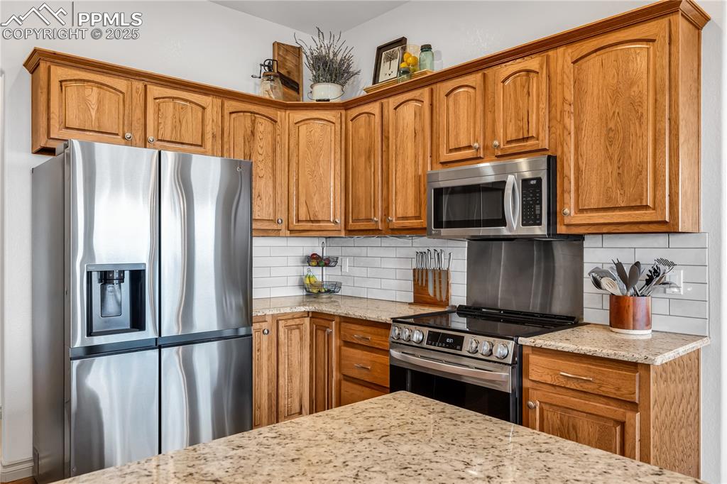 Image 14 of 50: Kitchen