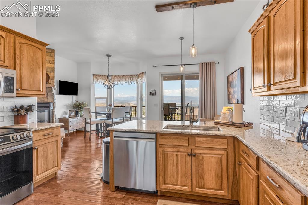 Image 15 of 50: Kitchen