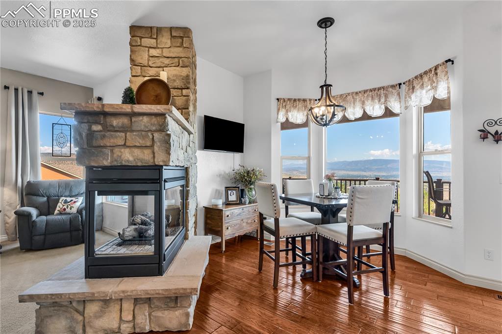 Image 9 of 50: Dining Area
