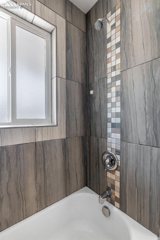 Image 10 of 31: Bathroom