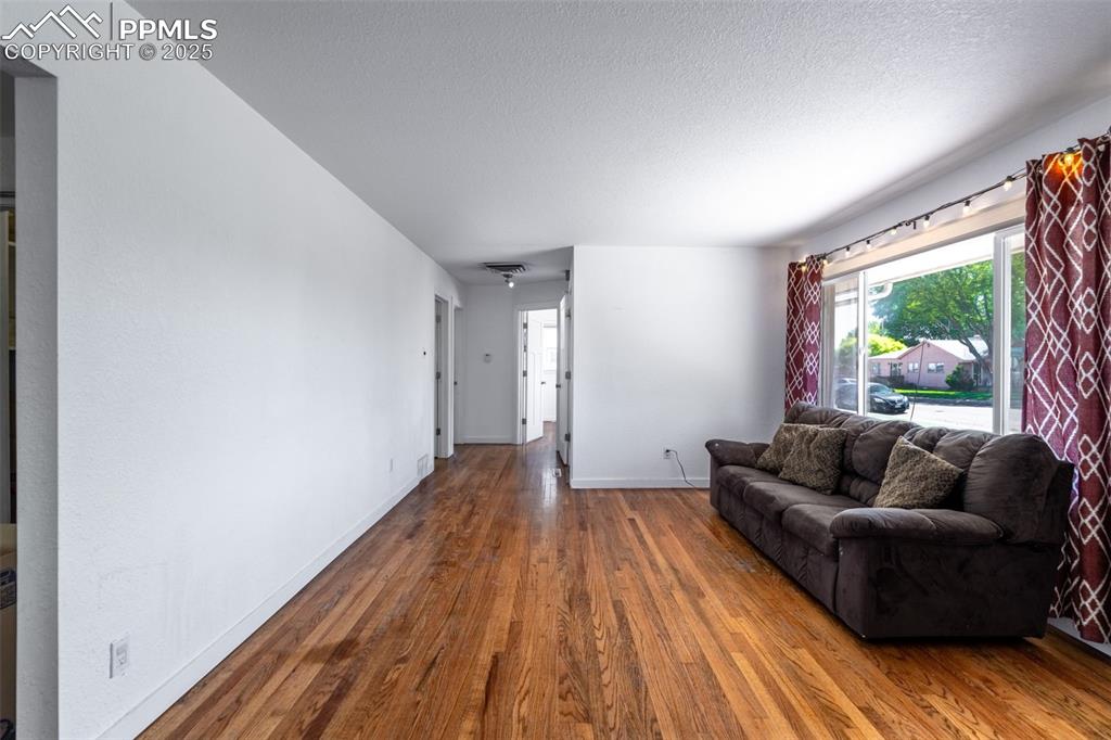 Image 11 of 31: Living Room