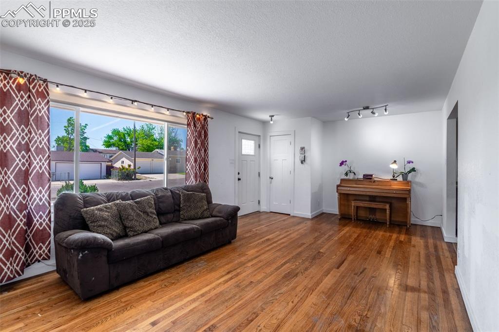 Image 13 of 31: Living Room