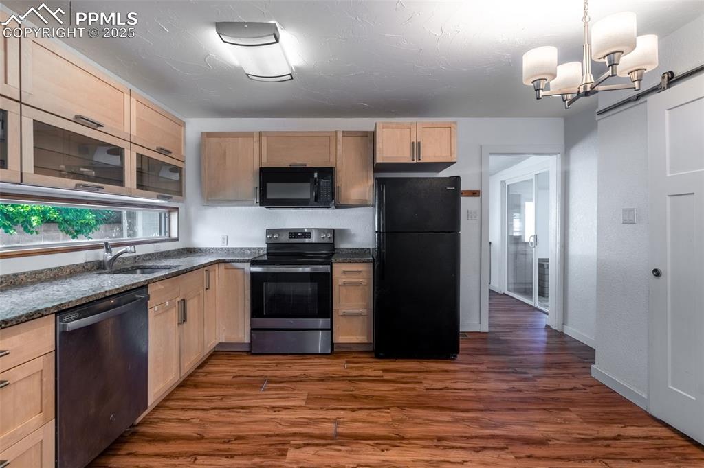 Image 14 of 31: Kitchen